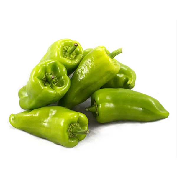 Varios pimientos verdes alargados del tipo Blanco do Rosal agrupados sobre fondo blanco
