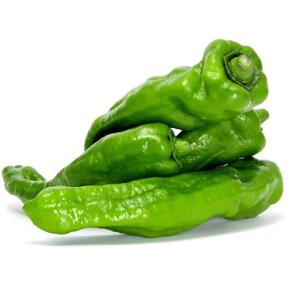Varios pimientos dulces italianos verdes frescos apilados sobre fondo blanco