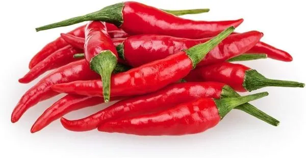 Varios pimientos tabasco rojos maduros con tallos verdes sobre fondo blanco