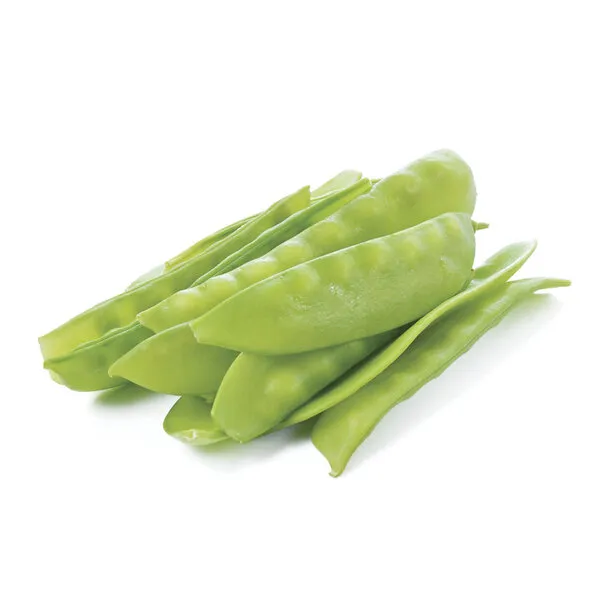 Vainas verdes frescas de tirabeque abiertas mostrando guisantes tiernos en su interior sobre fondo blanco