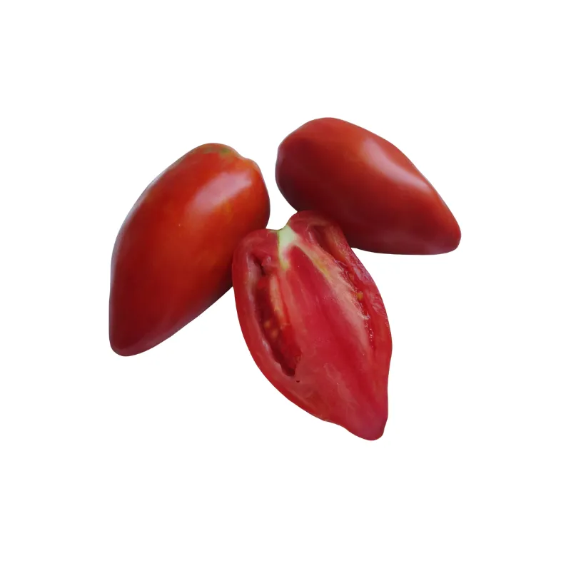 Tres tomates apimentados rojos de forma alargada, uno cortado por la mitad mostrando su interior con semillas