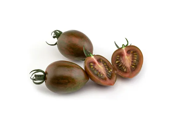 Tomates cherry negros enteros y cortados por la mitad mostrando su interior rojizo con semillas sobre fondo blanco