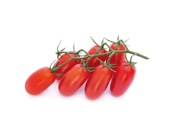 Racimo de tomates cherry pera rojos maduros con tallos verdes sobre fondo blanco