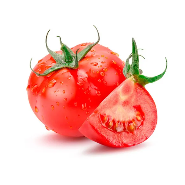 Tomates rojos frescos con gotas de agua, uno entero y otro cortado por la mitad mostrando su interior