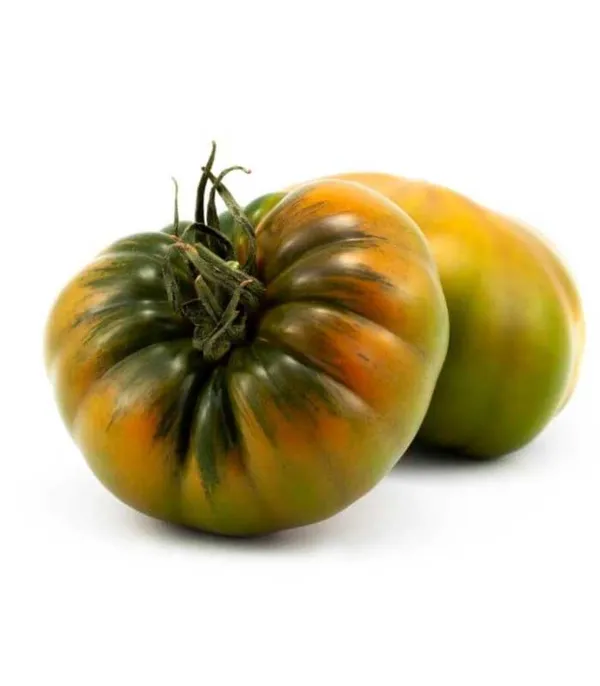 Dos tomates RAF maduros con forma acostillada y coloración verde-amarillenta sobre fondo blanco